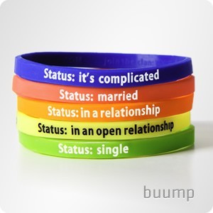 Les bracelets statut de Buump....Facebook ou Zinzala?
