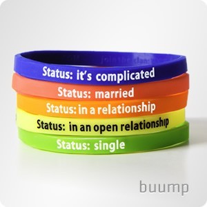 Les bracelets statut de Buump....Facebook ou Zinzala? Les bracelets statut de Buump....Facebook ou Zinzala?
