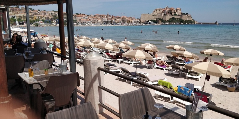 Restaurant et plage aménagée à Calvi