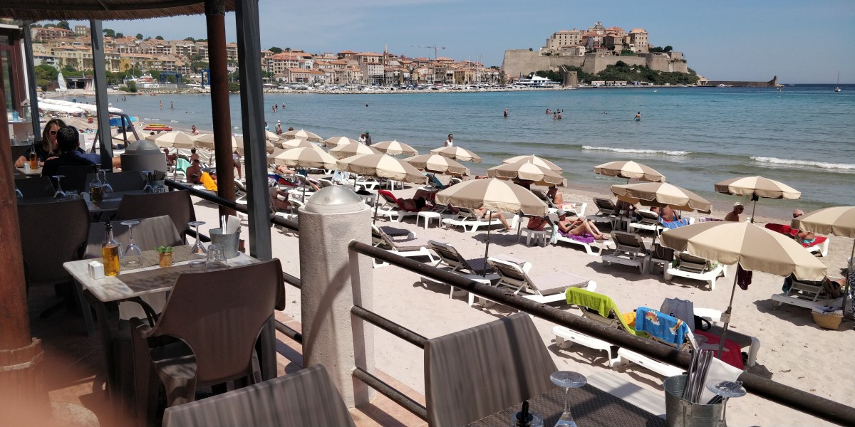 Restaurant et plage aménagée à Calvi